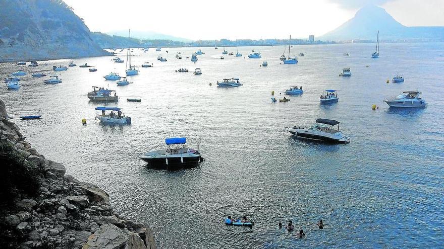 El turismo náutico apura agosto y todavía ayer un centenar de embarcaciones fondeó en la Sardinera.