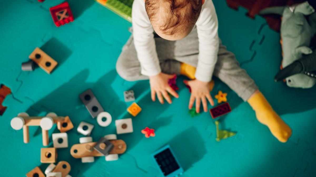 Un niño juega en el aula de infantil.