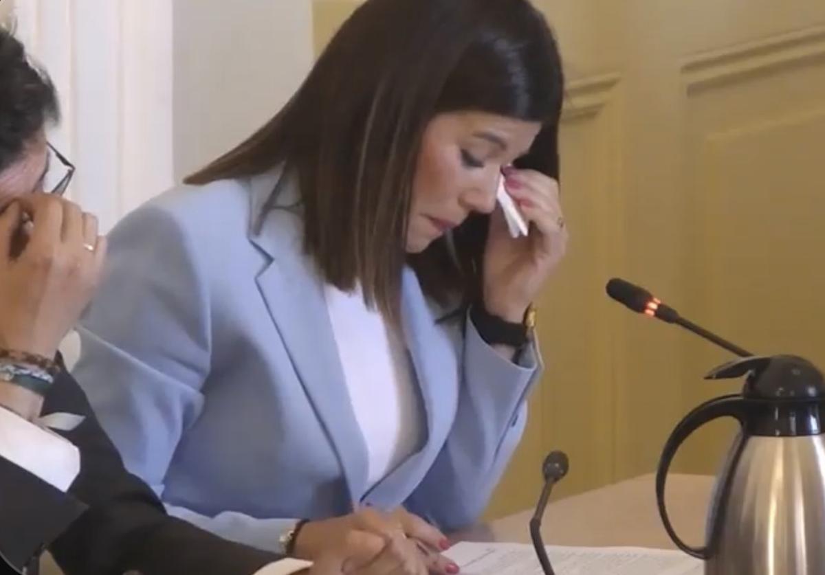 Solís llora durante su despedida en sesión plenaria.