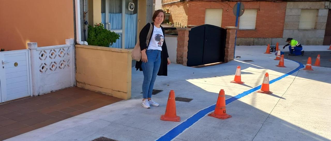 La edil Pilar Galiñanes, supervisando el pintado, ayer.   | //  FDV