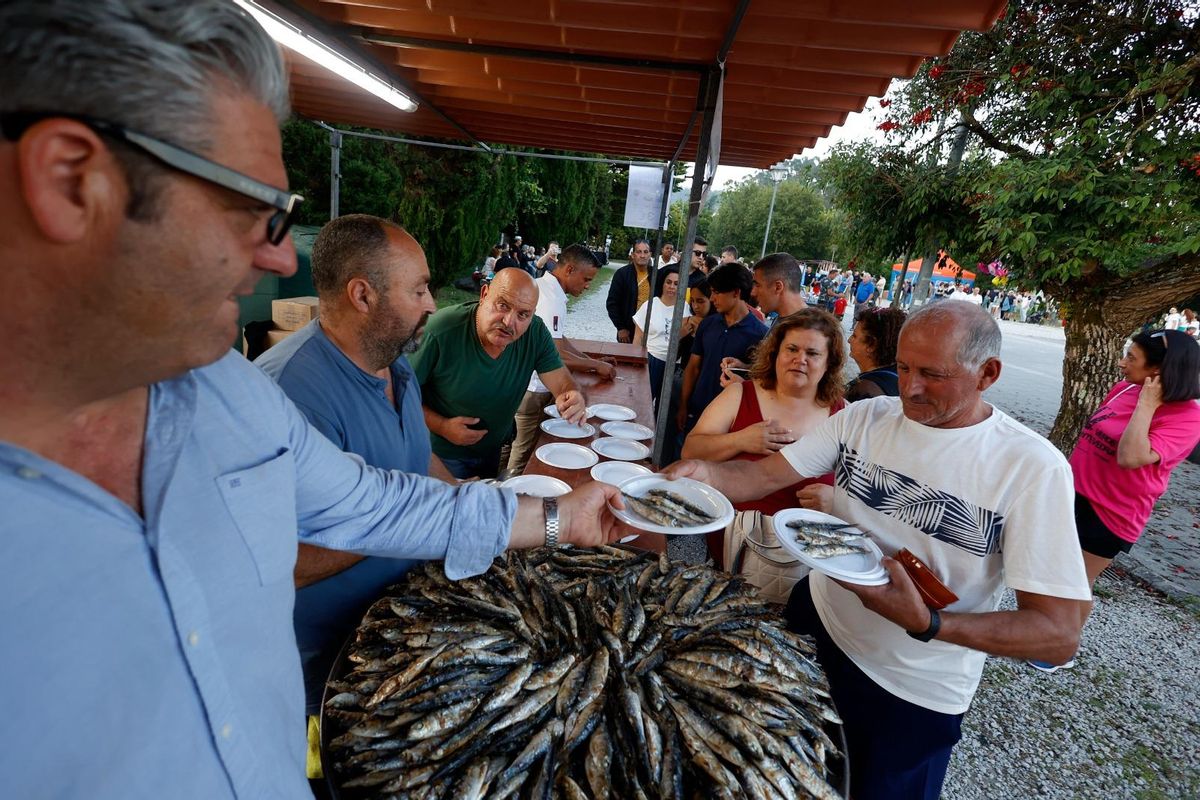 Sardiñada popular.