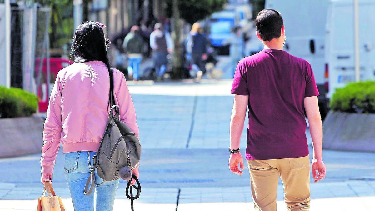 Imagen de archivo de una pareja paseando por la calle.