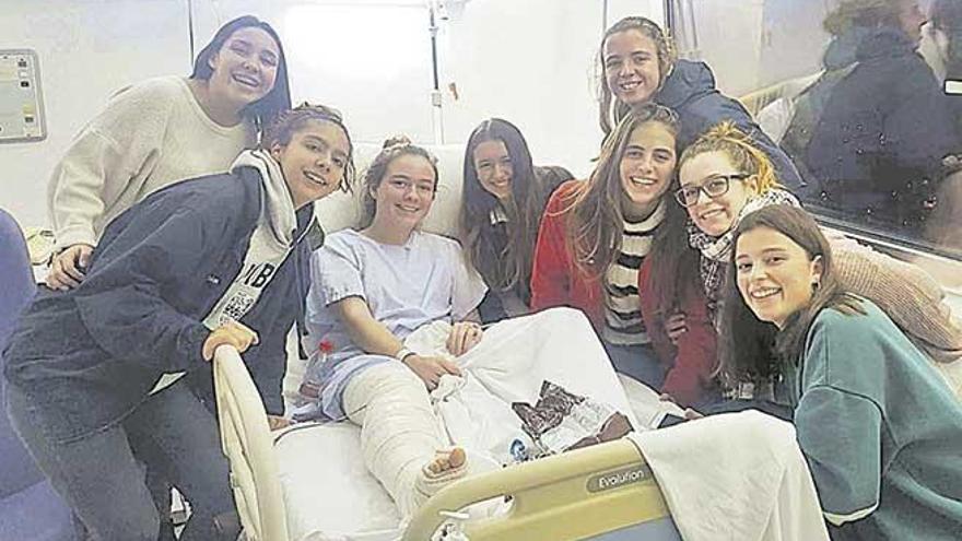 Aina Prats recibió ayer la visita de sus compañeras de equipo, tras ser operada.