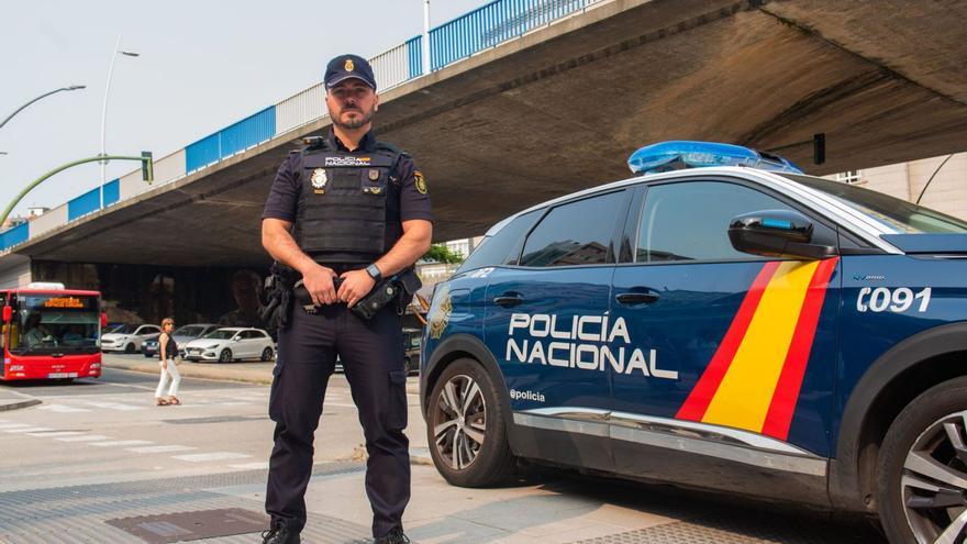 El policía que evitó un intento de suicidio en A Coruña: “Si se me hubiera caído de las manos, seguramente me pasaría un año sin dormir”