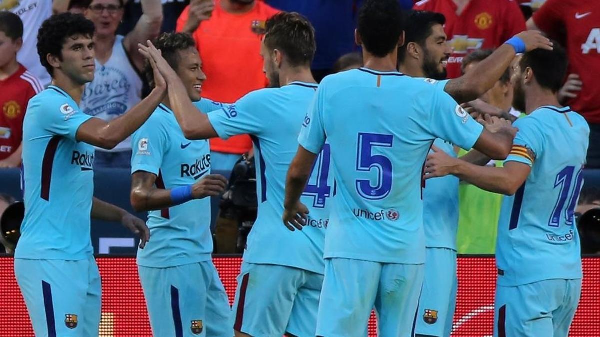 Los jugadores del Barça se felicitan tras el gol de Neymar con el que batieron al United en Washington.