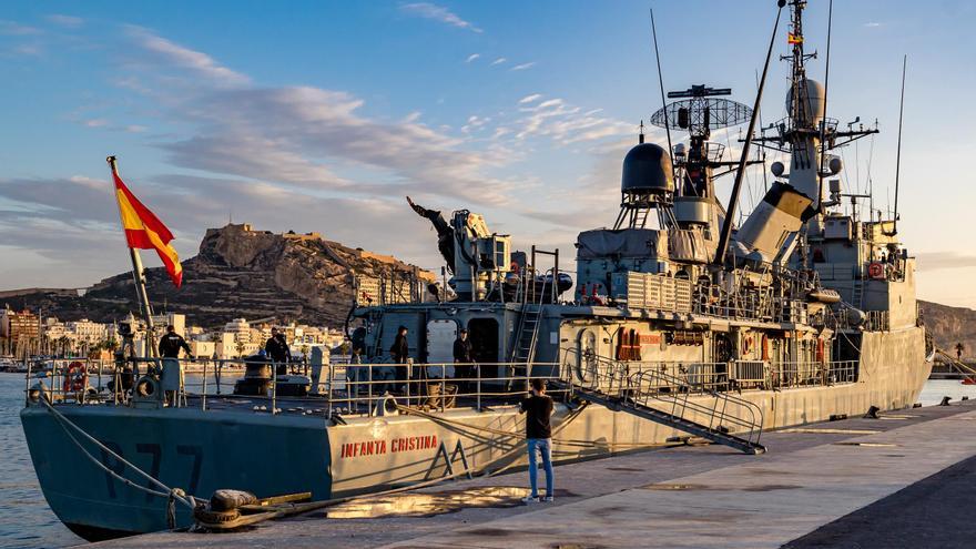 El buque Infanta Cristina de la Armada Española navega frente a Alicante