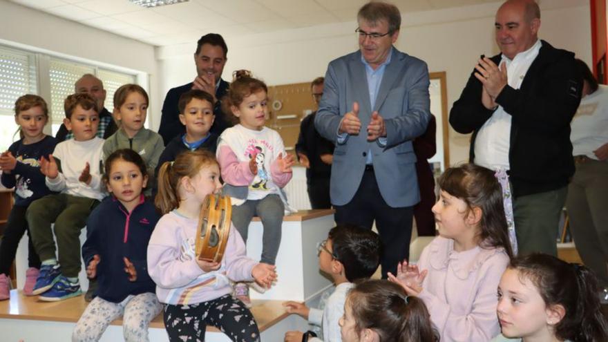 Manuel Pardo, con alumnos del CEIP de Laza. | FdV