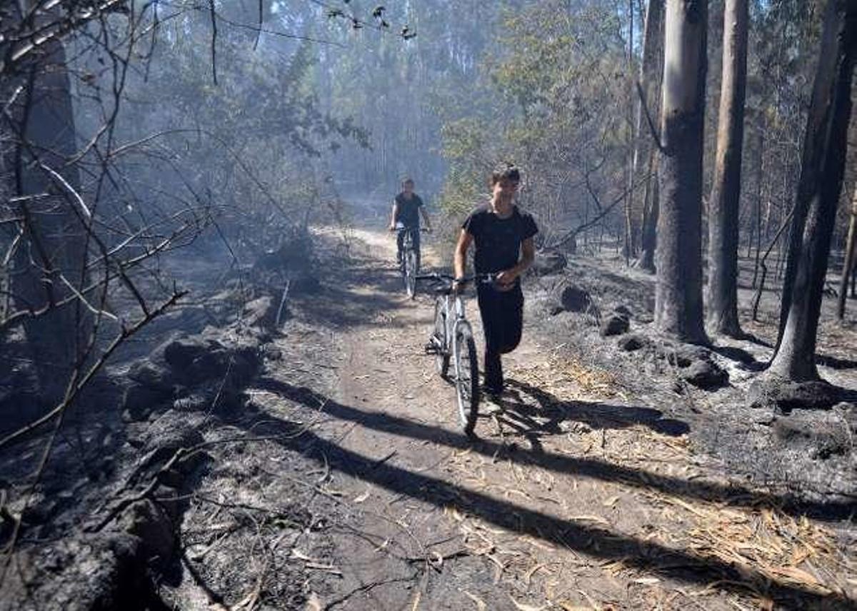 Pontesampaio revive el pánico de 2006 con un incendio que obliga a varios desalojos