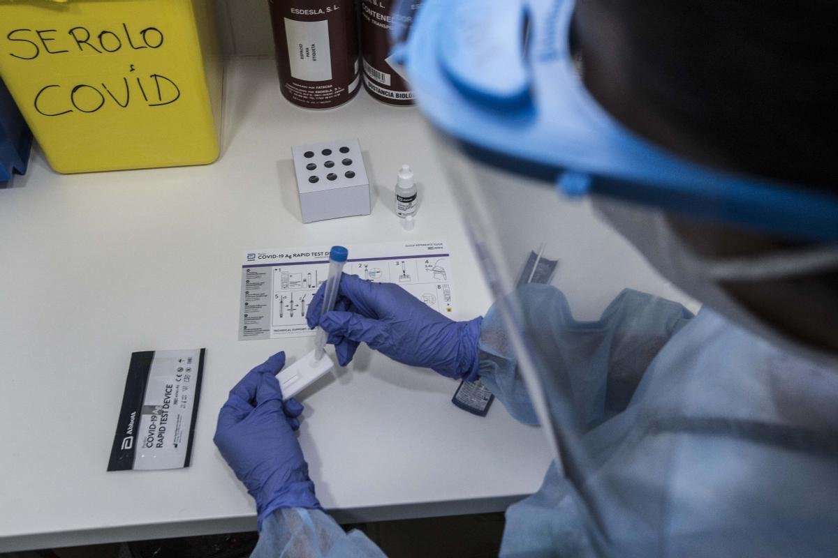 Test rápidos de covid-19 en un centro de salud de Alicante