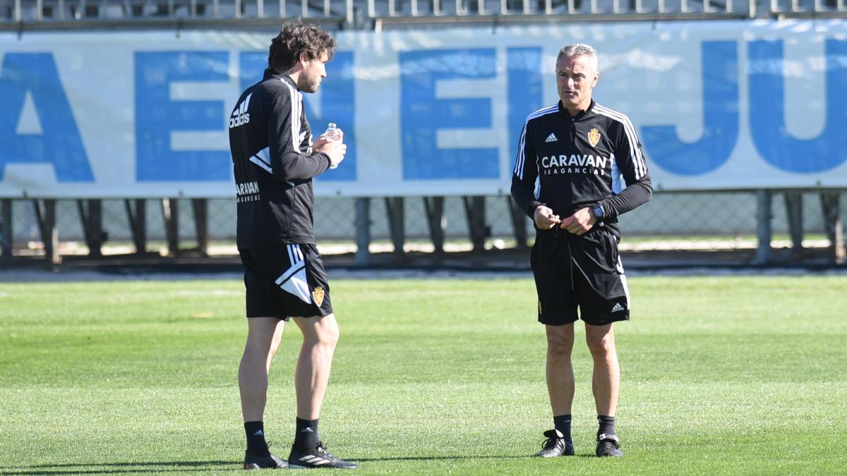 Escribá dialoga con su segundo, David Generelo, en un entrenamiento del Real Zaragoza.