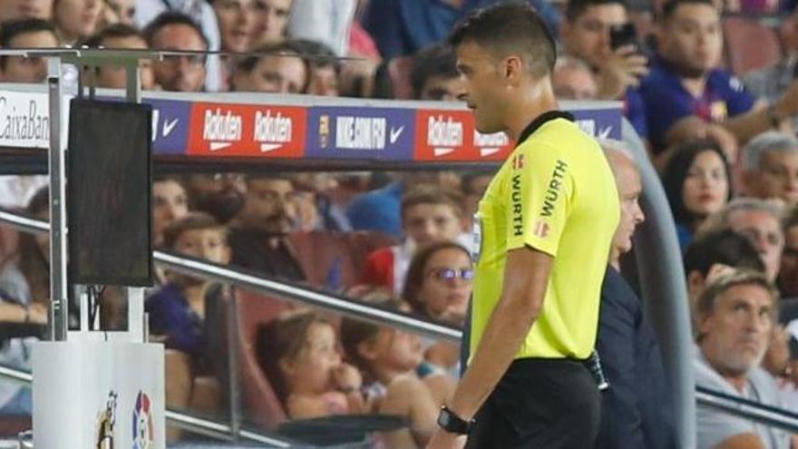 Gil Manzano consultant les imatges del VAR en un partit de lliga