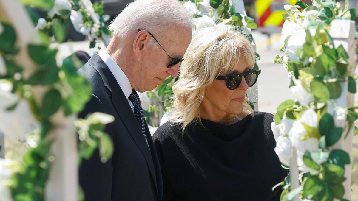 El presidente de EEUU, Joe Biden, y su esposa, Jill, visitan el memorial de las víctimas del tiroteo en la escuela de primaria Robb de Uvalde, Texas.