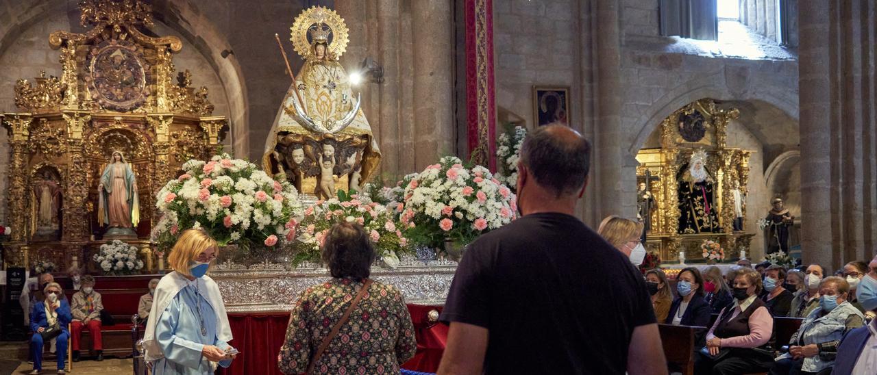 Los gestos de respeto y cariño hacia la Virgen se sucedieron a lo largo de la jornada de ayer en Santa María.