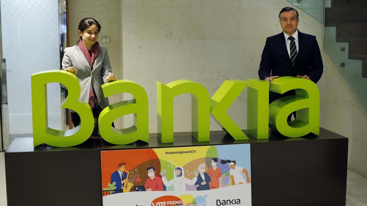 Lydia del Canto, directora de Levante-EMV, y Jaime Casas, director territorial de Bankia, ayer en la presentación del certamen.