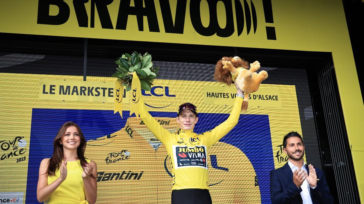 Vingegaard, luciendo el maillot amarillo