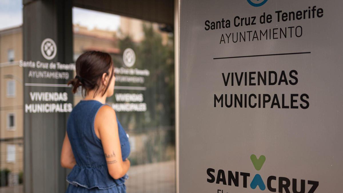 La joven entrando al registro de vivienda del Ayuntamiento santacrucero para resolver un trámite.