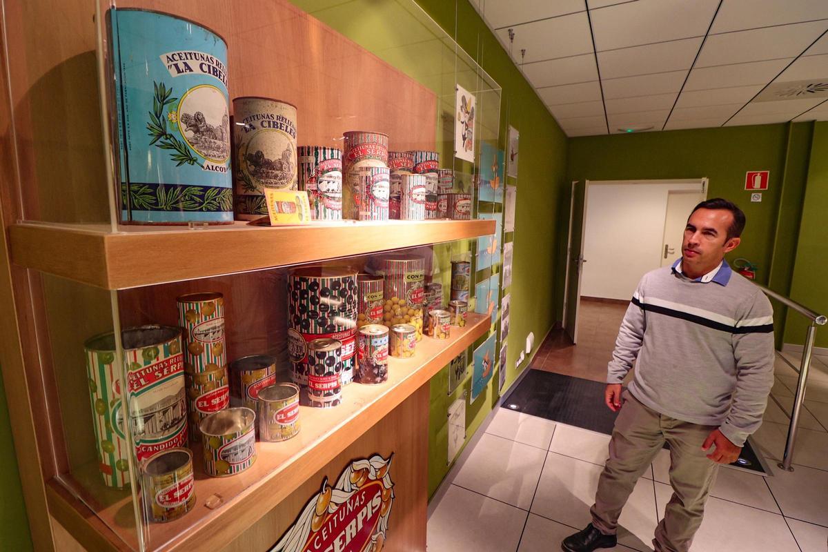 Muestra de diferentes envases de aceitunas utilizados a lo largo de estos 100 años.