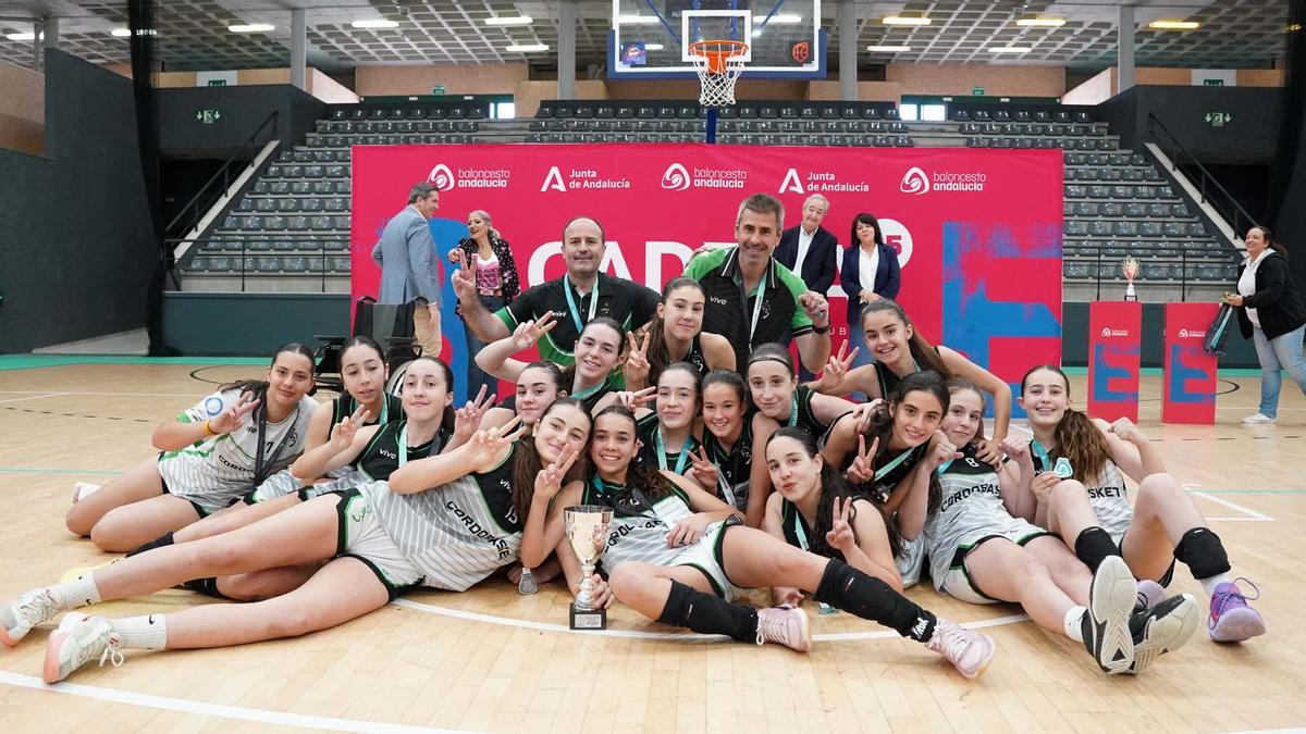El Cordobasket festeja la conquista de la plata andaluza.