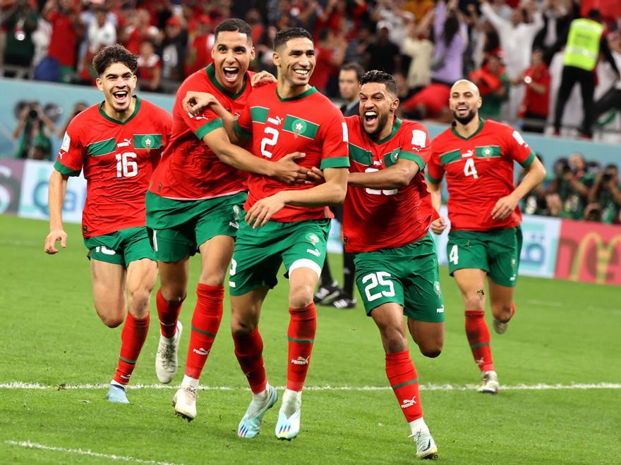 Jubelnde marokkanische Fußballnationalspieler nach dem Sieg im Elfmeterschießen gegen Spanien bei der WM in Katar.