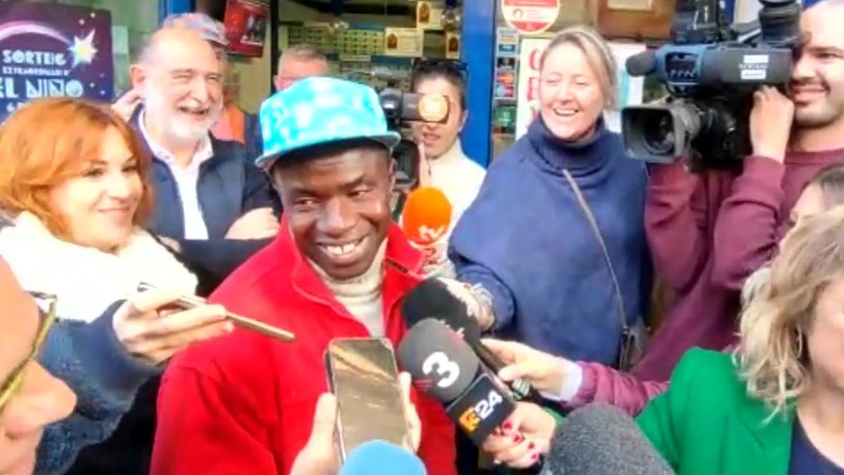 Buba, el senegalés residente en Sabadell, agraciado con el Gordo de Navidad 2022 vendido en Barberà del Vallès