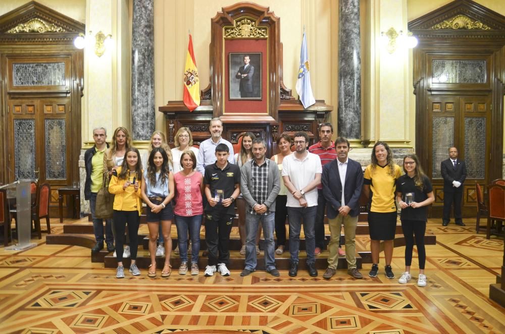 El concejal de Culturas José Manuel Sande y el alcalde Xulio Ferreiro reciben en el Ayuntamiento a los deportistas.