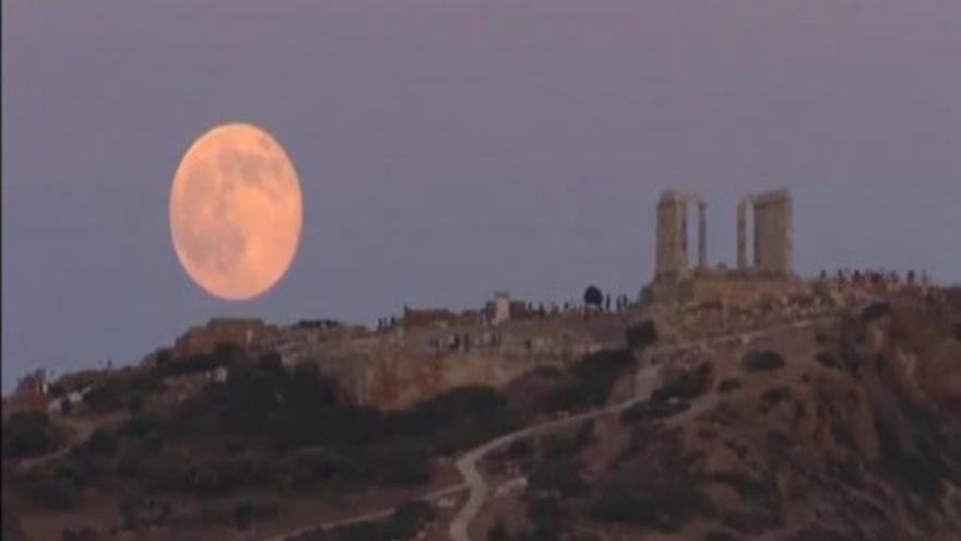 La primera 'superluna' del verano vista desde Grecia