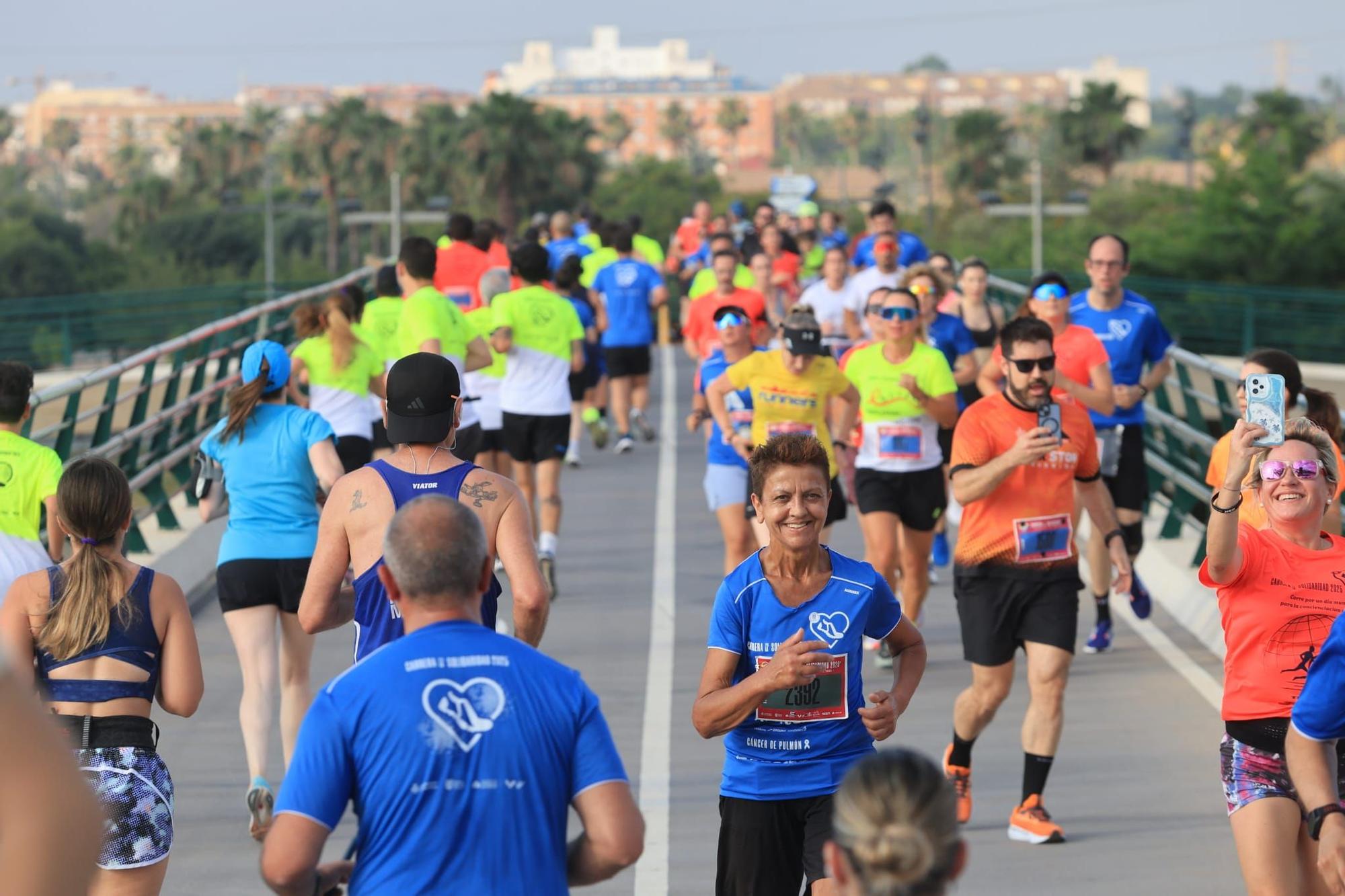 Búscate en la Carrera de la Solidaridad de València: así ha sido el paso por un puente mítico de la ciudad