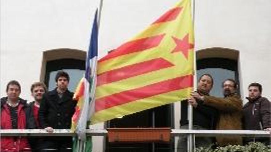 Arbúcies Hissada de l&#039;estelada al balcó del consistori