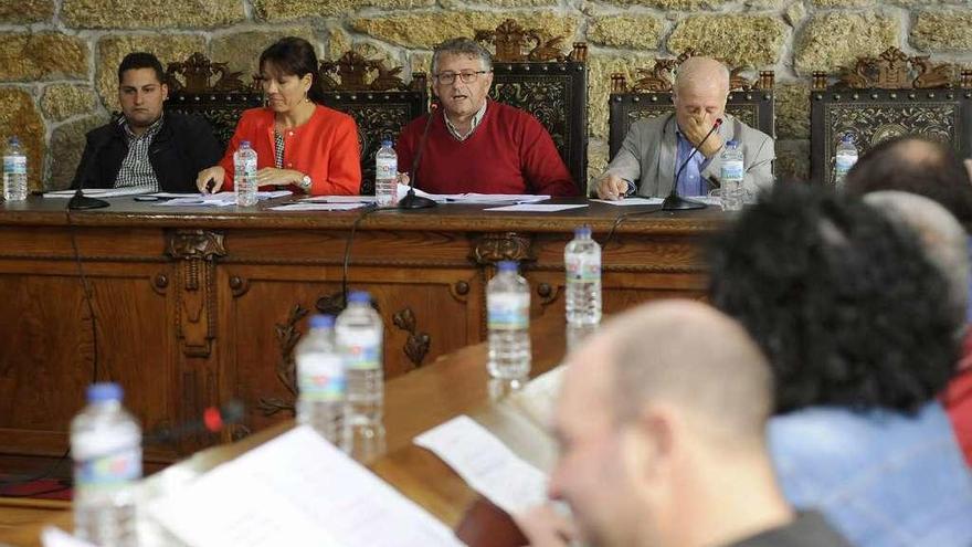 Manuel Cuiña se dirige a Matías Rodríguez da Torre durante el pleno. // Bernabé/Javier Lalín