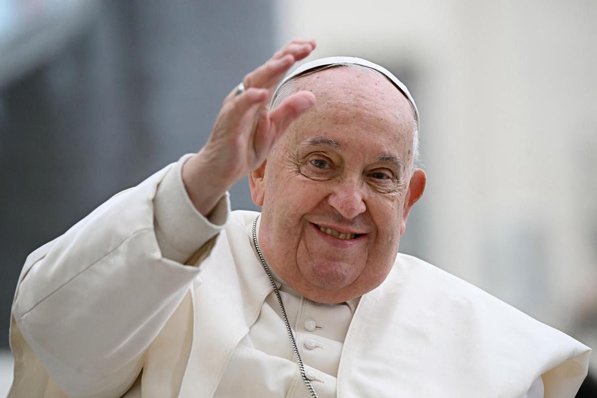El Papa Francisco saluda a la multitud durante una audiencia semanal en la plaza de San Pedro, en el Vaticano, el 20 de noviembre del 2024.