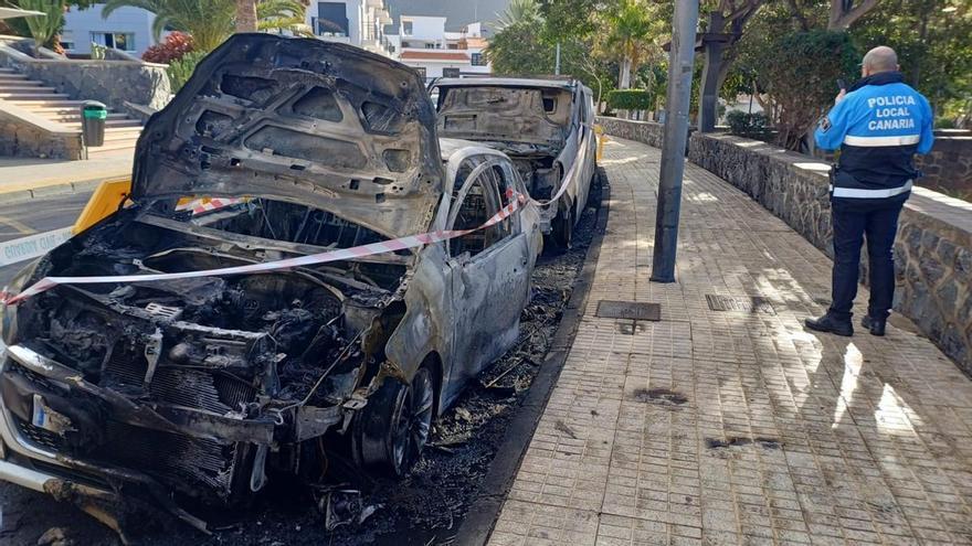 Calcinados tres coches y uno afectado en un incendio de madrugada en Tenerife
