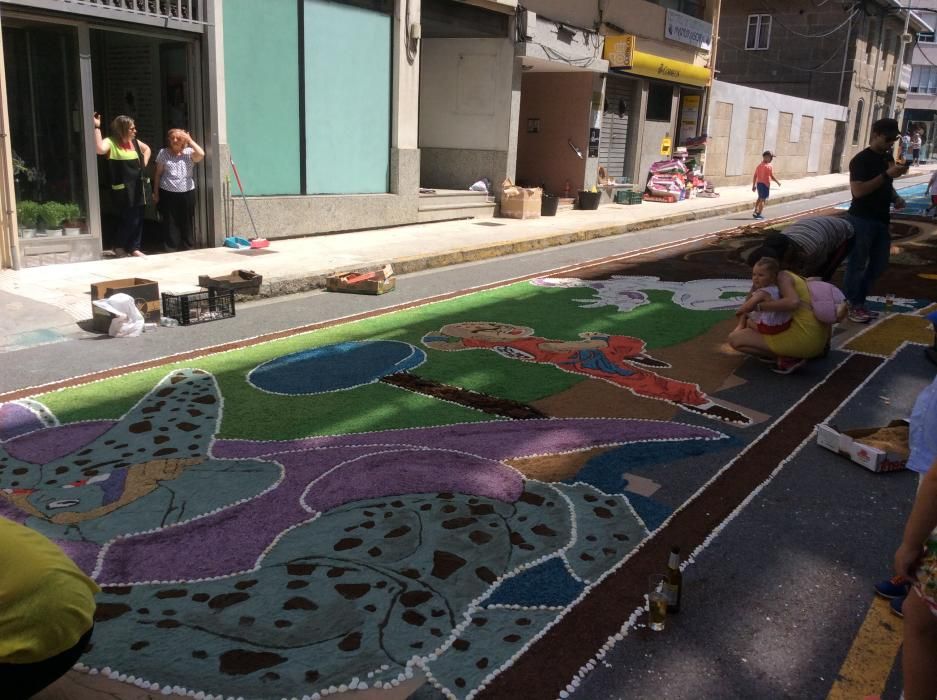 Cuando aún quedan varias horas para la procesión del Corpus las calles de Bueu ofrecen ya su mejor aspecto