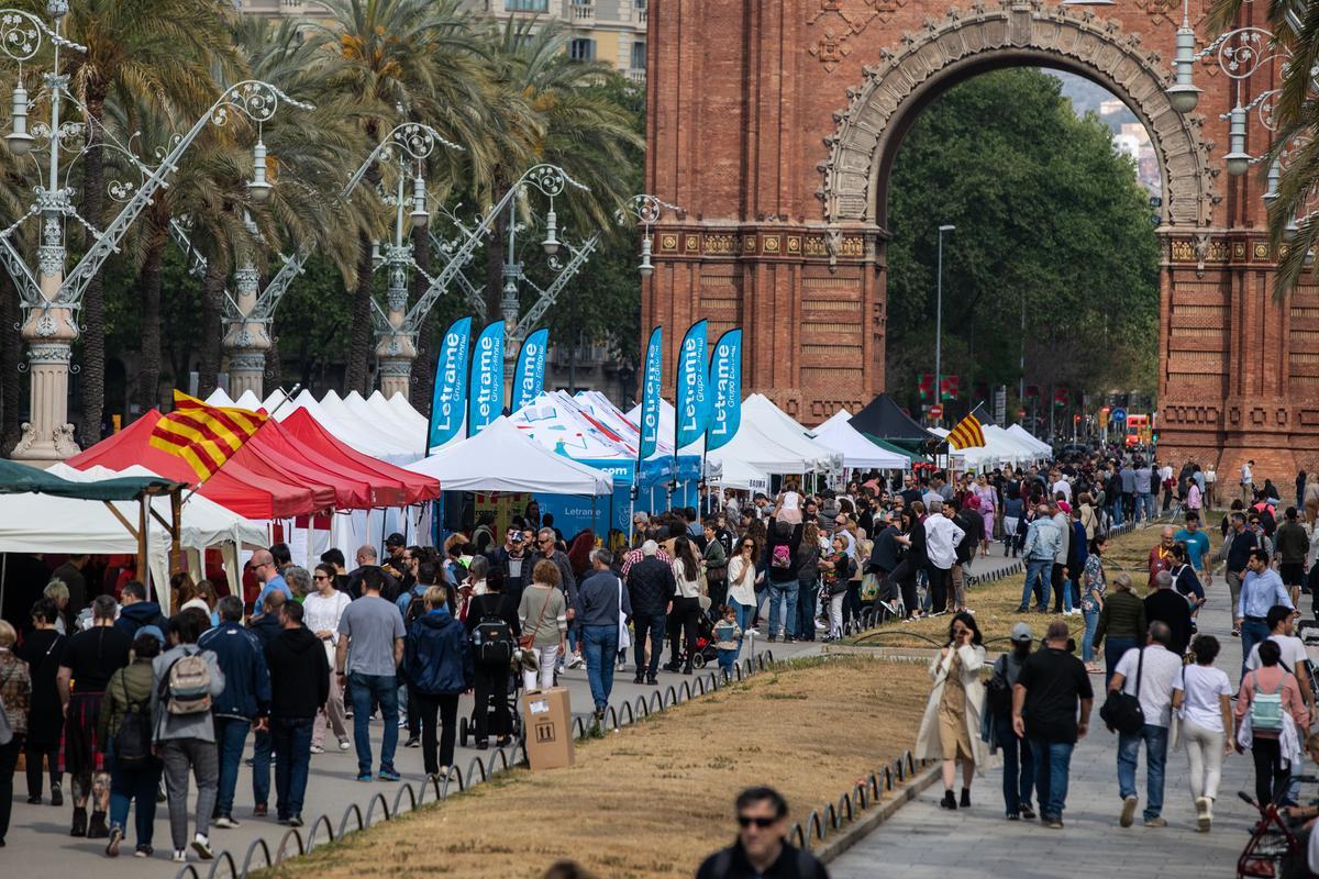 Ambiente de Sant Jordi en Arc de Triomf