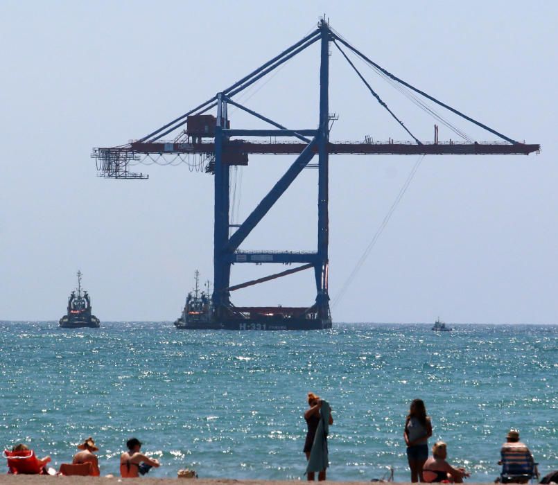 Las grúas del puerto de Málaga, camino de Valencia