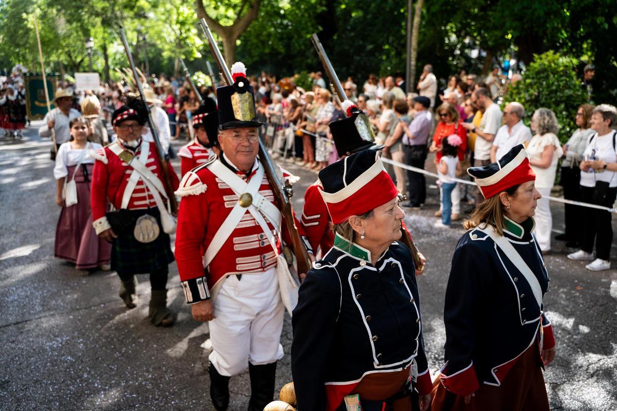Fotogalería | Las imágenes de Jato: el desfile de los festejos de la provincia de Cáceres llena Cánovas con su colorido flolclórico