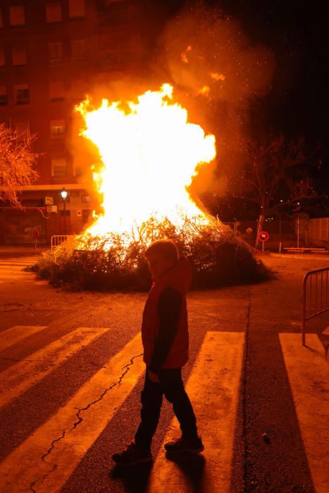 Hoguera de Sant Antoni en el barrio de Sagunt