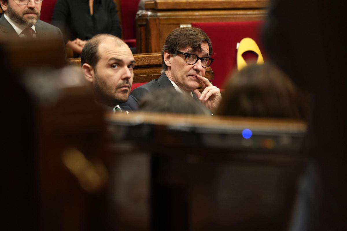 El conseller Albert Dalmau y el president Salvador Illa este miércoles en el Parlament.