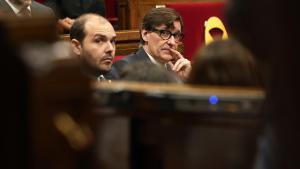El conseller Albert Dalmau y el president Salvador Illa este miércoles en el Parlament.