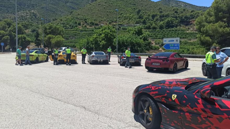 Algunos de los vehículos inspeccionados por la Guardia Civil en el paso del RaceBallRally a su paso por la Comunitat Valenciana.