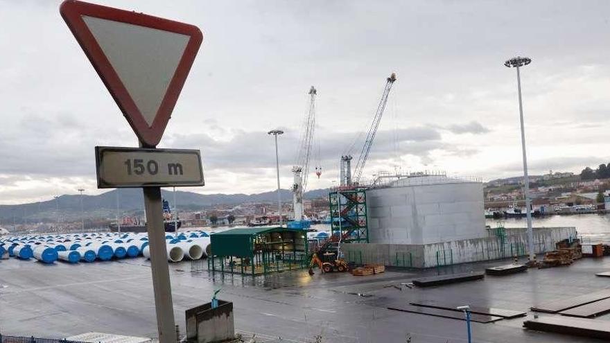 El depósito de ácido sulfúrico de Fertiberia, en los muelles de Valliniello del puerto de Avilés.