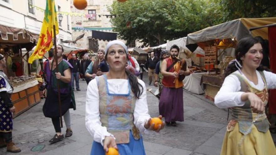 Una malabarista muestra sus habilidades en plena calle.