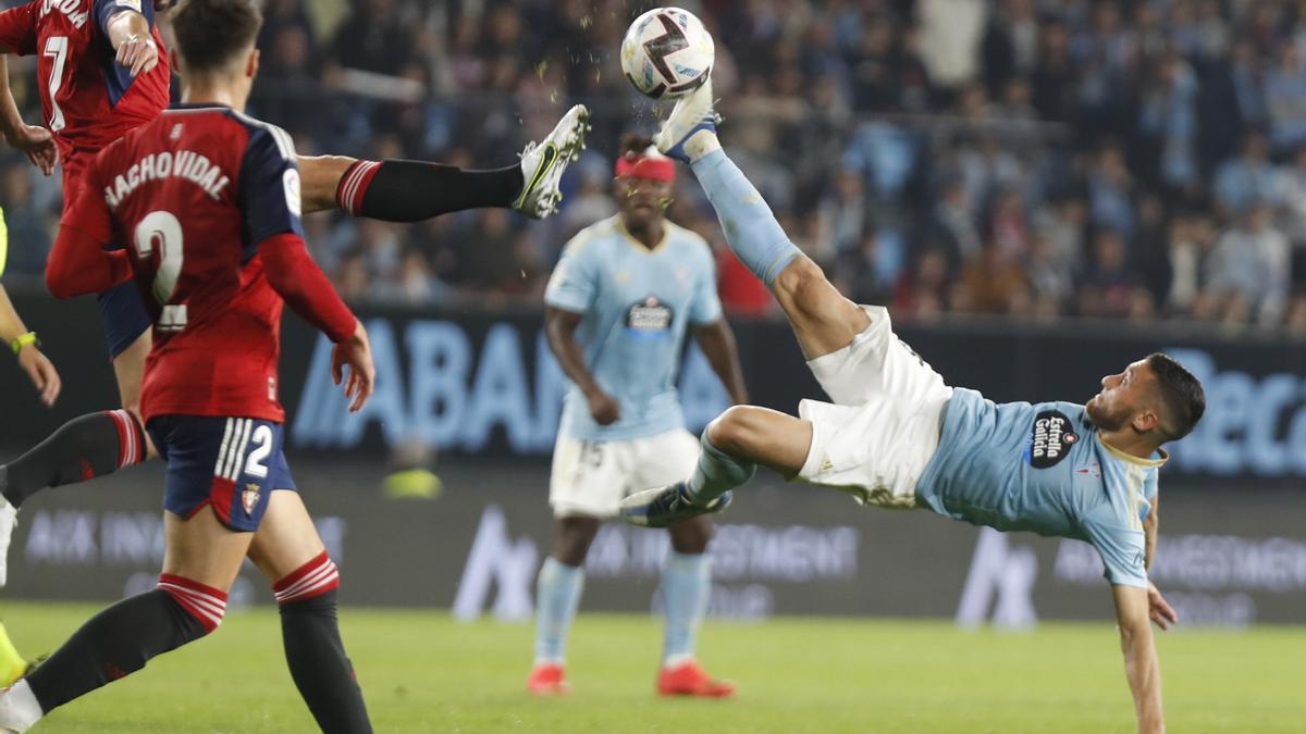 Acrobacia de Óscar ante Osasuna.