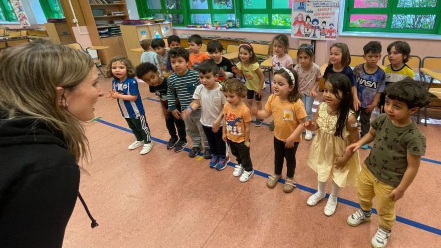 Regueiro trabaja canciones y emociones con un grupo de niños del Díaz pardo.