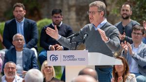 El presidente del PP, Alberto Núñez Feijóo, interviene en una comida popular en Ulldecona. 