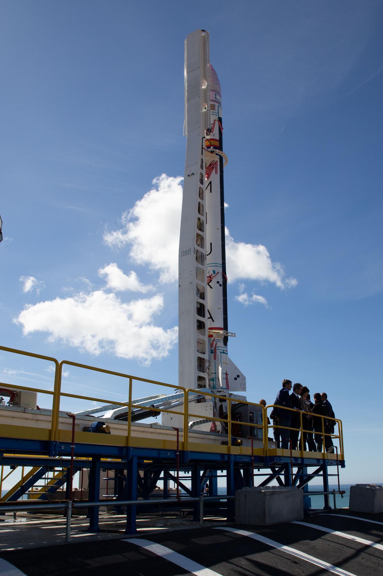 Pedro Sánchez confía en que el cohete de Elche pondrá al país a la vanguardia aeroespacial