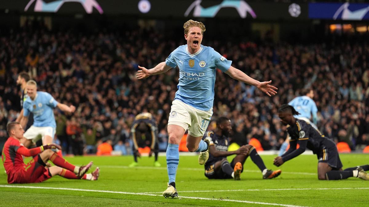 Kevin De Bruyne celebra el gol del empate durante el tiempo reglamentario.