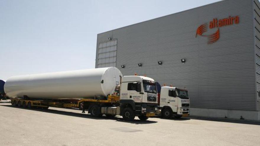 Dos camiones transportan las torres de los aerogeneradores a las puertas de la fábrica de Coreses.