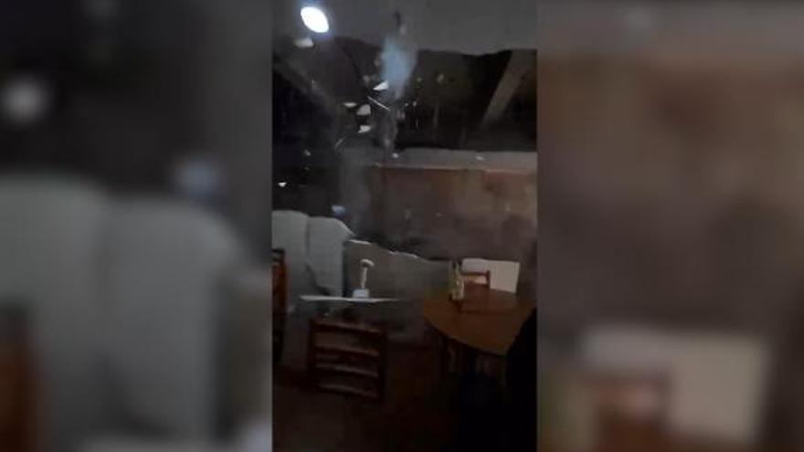 El momento en el que se derrumba el techo de un bar de Bétera, Valencia