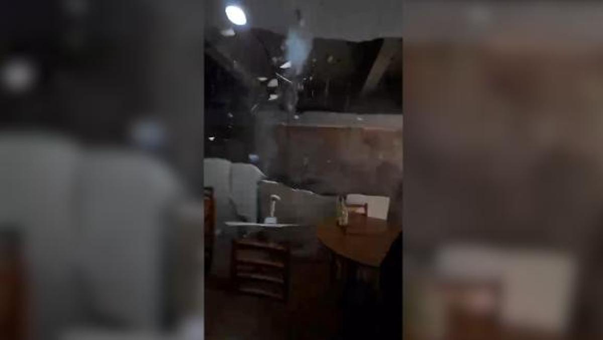 El momento en el que se derrumba el techo de un bar de Bétera, Valencia