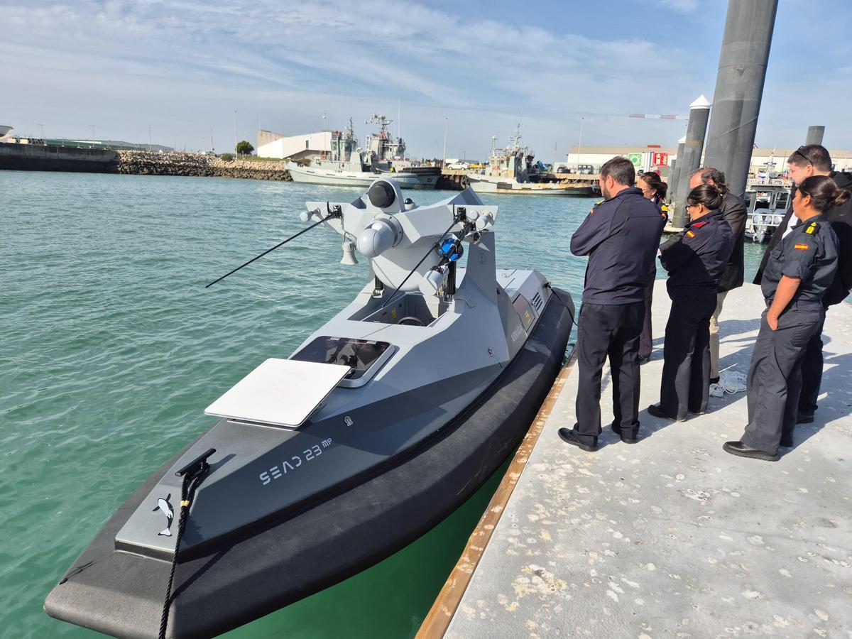 Integrantes de la Armada en un muelle de Rota (Cádiz) junto a la nueva embarcación no tripulada SEAD 23
